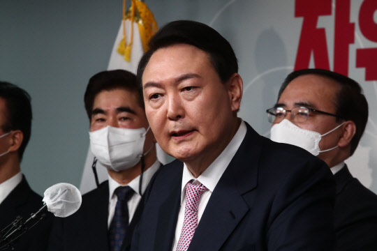 윤석열 국민의힘 대선후보가 24일 오전 서울 여의도 중앙당사에서 '자유ㆍ평화ㆍ번영에 기여하는 글로벌 중추국가' 외교안보 글로벌비전을 발표한 뒤 취재진 질문에 답하고 있다.[국회사진기자단·연합뉴스]